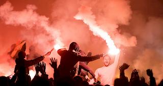 Trotz verbotener Pyrotechnik und Feuerwerk schritt die Polizei nicht ein. Sp&auml;ter erhielten die Sicherheitskr&auml;fte eine Meldung &uuml;ber eine Auseinandersetzung. Ausger&uuml;ckte Patrouille seien vor Ort von mehreren Vermummten mit Flaschen, St&uuml;hlen, Stangen und K&ouml;rpergewalt angegriffen worden.