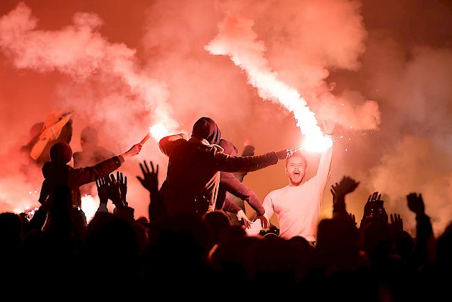 Trotz verbotener Pyrotechnik und Feuerwerk schritt die Polizei nicht ein. Später erhielten die Sicherheitskräfte eine Meldung über eine Auseinandersetzung. Ausgerückte Patrouille seien vor Ort von mehreren Vermummten mit Flaschen, Stühlen, Stangen und Körpergewalt angegriffen worden.