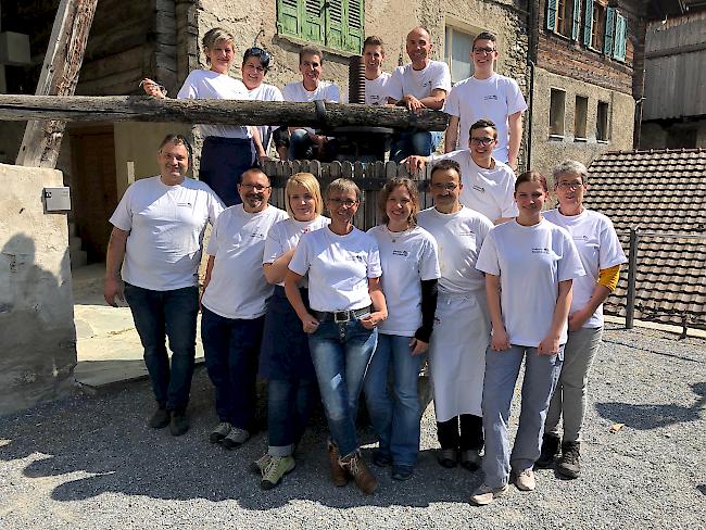 Tradition. Das Team «IG-Geschtjier-Holzofubrot» und drei Bäckerlehrlinge stellten am vergangenen Samstag in Niedergesteln 120 Geschtjier-Holzofenbrote und 60 Ritterbrote her.