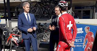 Pr&auml;sentierten die Kampagne f&uuml;r mehr Sicherheit auf der Strasse: Polizeikommandant Christian Varone, Staatsrat Fr&eacute;d&eacute;ric Favre und Radprofi Steve Morabito.