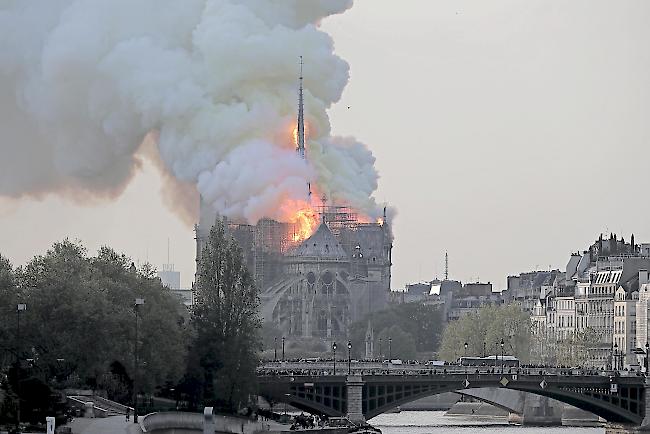 Nach Informationen der französischen Nachrichtenagentur AFP könnte der Brand mit Renovierungsarbeiten zusammenhängen.