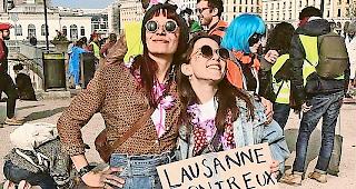 Vor dem Start in Genf. Die Teilnehmer am &laquo;Pousse-Pouce&raquo; machten sich gut ausger&uuml;stet und m&ouml;glichst auff&auml;llig auf die knapp 230 Kilometer lange Reise.