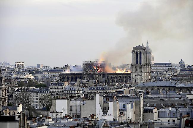 Pariser Wahrzeichen. Am Montagabend verwüsteten Flammen grosse Teile des Sakralbaus und den Dachstuhls.