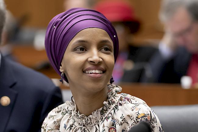 Demokratin. Illhan Omar (Bild) und ihre Parteikollegin Rashida Tlaib waren zu Jahresbeginn als erste weibliche Abgeordnete islamischen Glaubens in den Kongress eingezogen. Besonders Omar hat seither für viel Wirbel gesorgt.