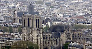 Wahrzeichen. Die Brandkatastrophe von Notre-Dame l&ouml;ste eine Welle der Hilfsbereitschaft aus. Mehrere Staaten boten die Entsendung von Experten an.