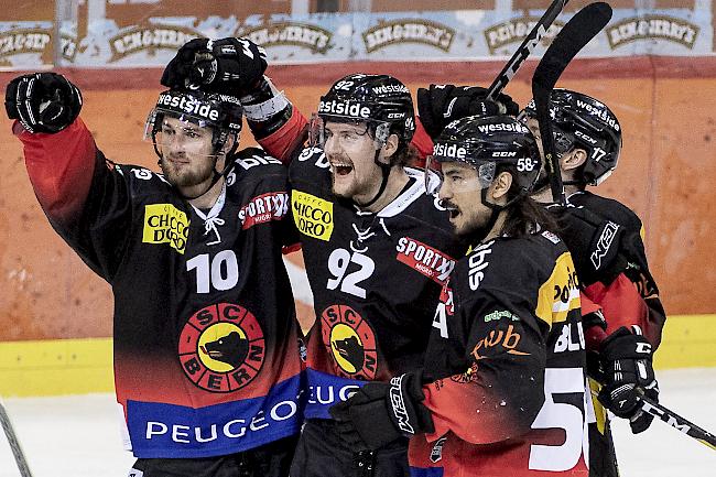 Jubelnde Berner. Die Hauptstädter feiern im Playoff-Final den zweiten Sieg in Folge. Foto Keystone