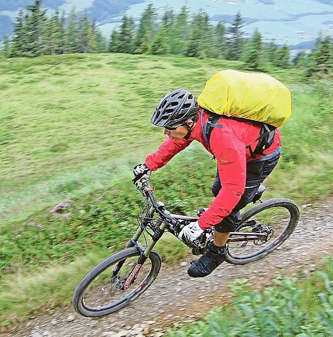 Ein Biker in voller Fahrt. 