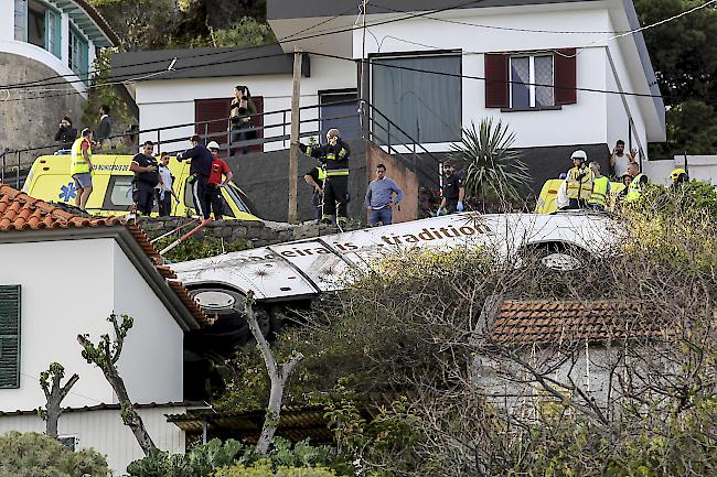 Unglück. Östlich von Funchal ist am Mittwochabend ein Reisebus von der Fahrbahn abgekommen. 29 Touristen aus Deutschland sind dabei ums Leben gekommen.