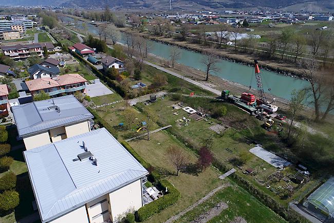 Besserer Schutz. Um einen möglichen Dammbruch zu verhindern, finden in Fully derzeit diverse Sicherungsmassnahmen entlang der Rhone statt.