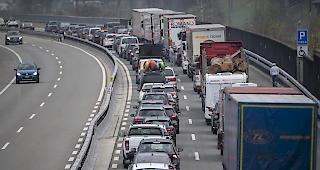 Blechlawine. Der Osterstau beim Gotthard in Richtung S&uuml;den erreichte am Donnerstagnachmittag eine L&auml;nge von sieben Kilometern.