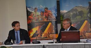 Pr&auml;sident Thomas Egger (links) und Direktor Urs Guntern an der gestrigen Delegiertenversammlung in Br&auml;mis.