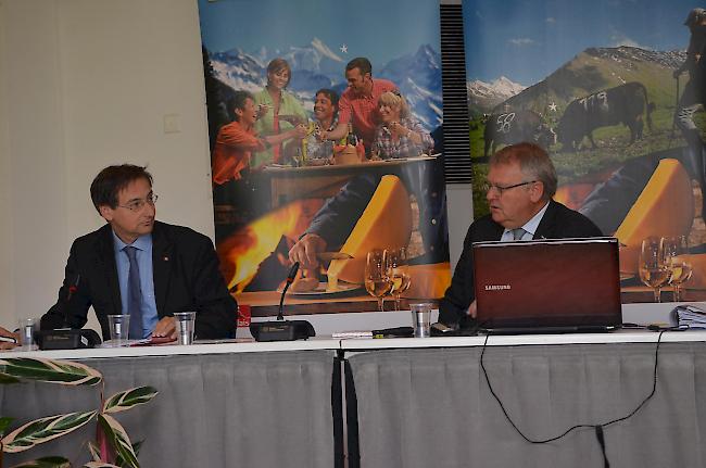 Präsident Thomas Egger (links) und Direktor Urs Guntern an der gestrigen Delegiertenversammlung in Brämis.