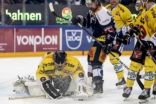 Der Visper Yannick-Lennart Albrecht scheitert an Genoni, der SCB-Torhüter erwies sich als Matchwinner.