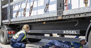 Mitarbeiter der Grenzwache und des Zolls kontrolieren einen Lastwagen. (Themenbild)