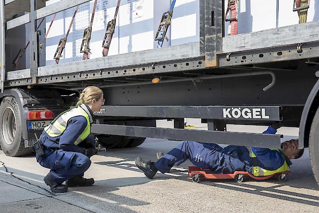 Mitarbeiter der Grenzwache und des Zolls kontrolieren einen Lastwagen. (Themenbild)