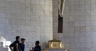 Kirchendach w&auml;hrend Messe eingest&uuml;rzt. Heftiger Regen soll Ursache gewesen sein. (Symbolbild)