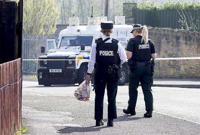 Polizeibeamte legten Blumen in dem abgeschotteten Bereich ab, in dem die 29-jährige Journalistin Lyra McKee am 19. April in Londonderry, Nordirland, getötet wurde.