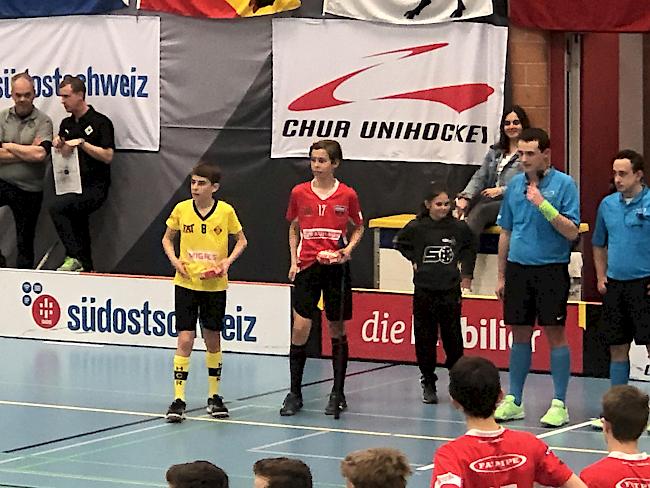 Best Player Joel Gsponer (in rot) wird mit Köniz U14 Unihockey-Schweizer Meister.