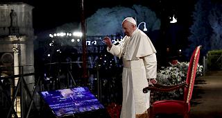 Zeremonie. Tausende Gl&auml;ubige haben mit&nbsp;Papst&nbsp;Franziskus in Rom am Freitagabend des Leidens und Sterbens Jesu Christi gedacht.