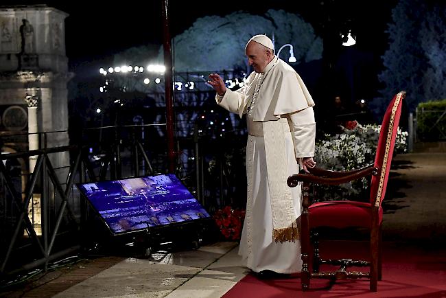 Zeremonie. Tausende Gläubige haben mit Papst Franziskus in Rom am Freitagabend des Leidens und Sterbens Jesu Christi gedacht.