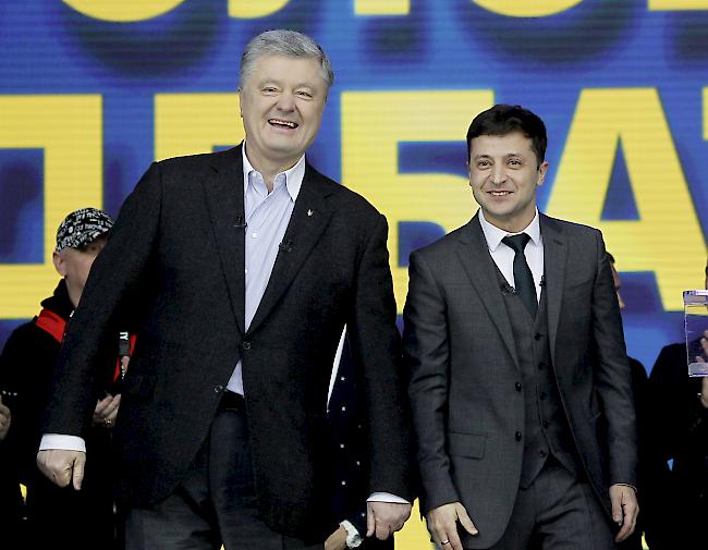 Kampf um Präsidium. Zum Ende des Wahlkampfs in der Ukraine lieferten sich Amtsinhaber Poroschenko und sein Herausforderer Selensky am Freitag im Olympiastadion von Kiew ein hitziges Wortgefecht.