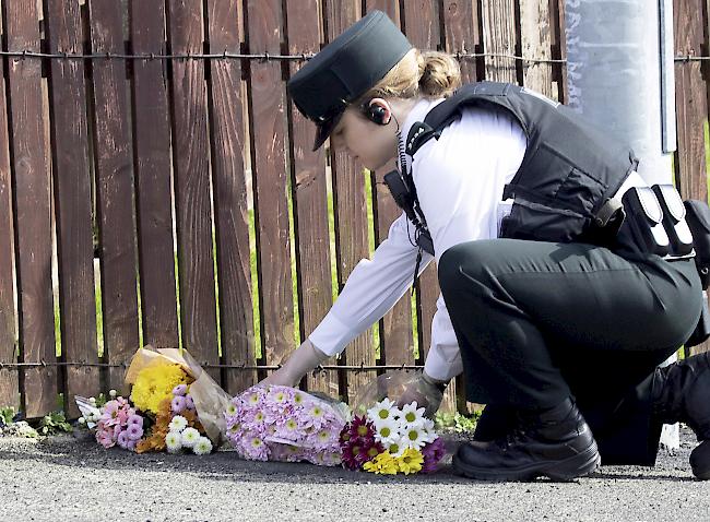 Polizei spricht von Attentat. Am Rande von schweren Ausschreitungen im nordirischen Londonderry (unter Katholiken als Derry bekannt) ist in der Nacht zum Karfreitag eine Journalistin erschossen worden.