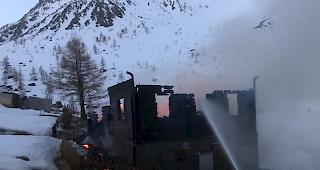 Gl&uuml;ck in Ungl&uuml;ck. Die H&uuml;tte auf der T&auml;schalp brannte bis auf die Grundmauern nieder. Die Ursache ist noch unklar. Personen wurden keine verletzt.