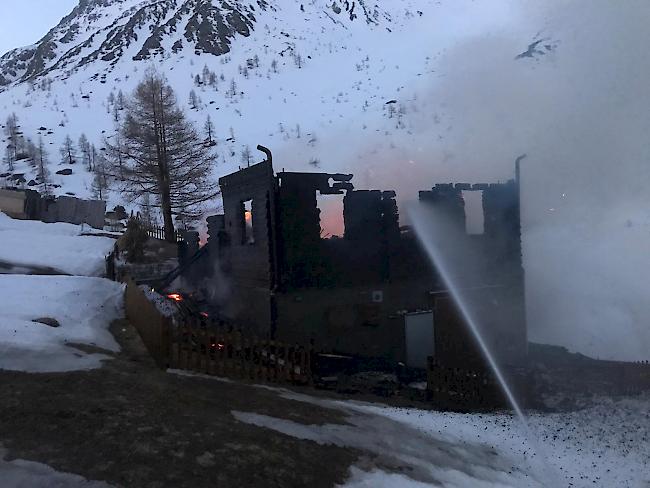 Glück in Unglück. Die Hütte auf der Täschalp brannte bis auf die Grundmauern nieder. Die Ursache ist noch unklar. Personen wurden keine verletzt.