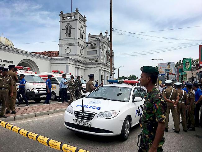 Bei Explosionen in katholischen Kirchen und Luxushotels in Sri Lanka sind mindestens 50 Menschen getötet und mehr als 200 weitere verletzt worden.