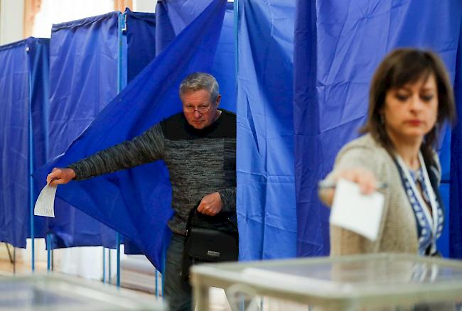 Poroschenko oder Selenskyj? Rund 30 Millionen Wählen müssen sich am Sonntag für einen der beiden entscheiden.