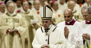 Gottesdienst. Ostern gebe Anlass zur Hoffnung, machte der Papst anl&auml;sslich der Vigilfeier im Petersdom klar.