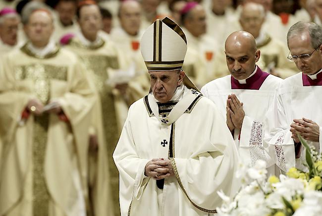 Gottesdienst. Ostern gebe Anlass zur Hoffnung, machte der Papst anlässlich der Vigilfeier im Petersdom klar.