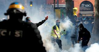 Bei den Protesten hatte es aus den Reihen der Teilnehmer den Sprechchor "Bringt euch um, bringt euch um" gegeben - eine Anspielung auf eine Reihe von Selbstmorden unter Polizisten seit Beginn des Jahres.