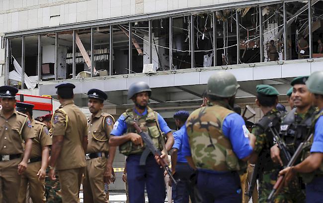 Blutige Ostern. Bei einer Serie von Explosionen in Hotels und Kirchen in Sri Lanka sind am Ostersonntag über 200 Menschen getötet worden.