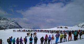 Schweigemarsch. Der Kreuzweg auf dem Simplon geh&ouml;rt zu den christlichen Traditionen der Karwoche im Oberwallis.