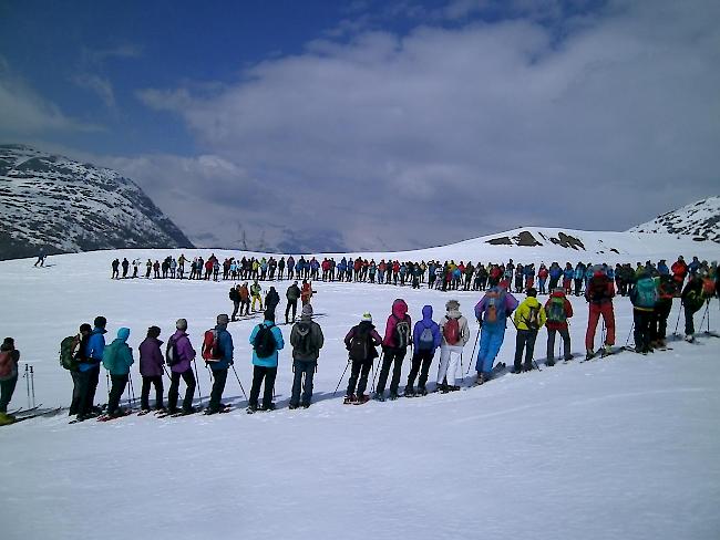 Schweigemarsch. Der Kreuzweg auf dem Simplon gehört zu den christlichen Traditionen der Karwoche im Oberwallis.