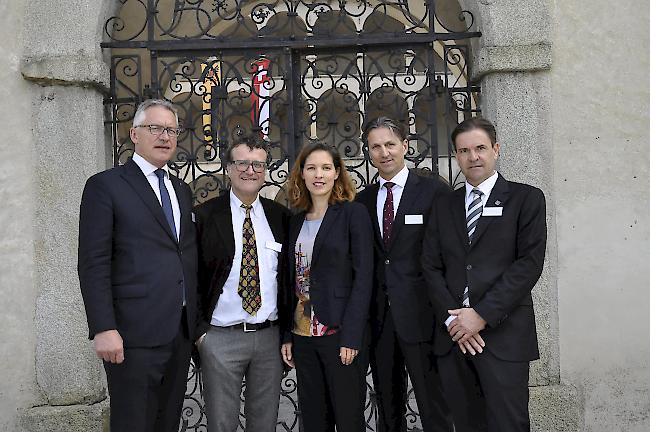 Am Eingang zum Schloss: Paul Schnidrig, Paul Schneller, Anja Wyden Guelpa, Romed Guntern und Sekretär Diego Zehnder (von links.)