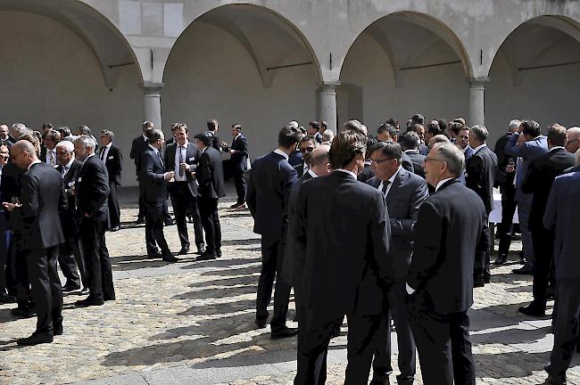 Gäste und Brüder im Schlosshof beim Apéro.