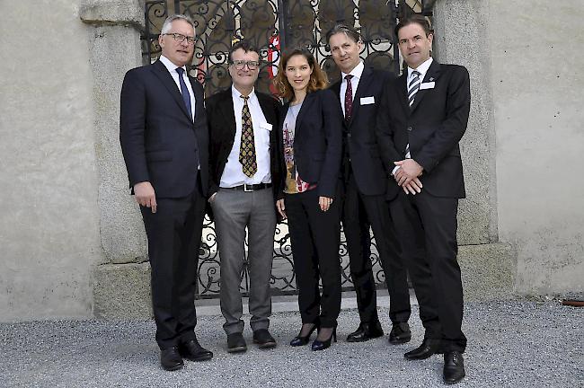 Noch ungesättigt. Die drei Gastgeber Paul Schnidrig, Paul Schneller und Romed Guntern
mit Sekretär Diego Zehnder (von links) sowie Genfs Ex-Kanzlerin Anja Wyden Guelpa