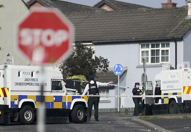 Mord. Bei gewaltsamen Ausschreitungen in der Stadt Londonderry ist vergangene Woche eine 29-jährige Journalistin erschossen worden. Nun bekennt sich die militante Republikaner-Gruppe Neue IRA zur Tat.