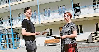 Am Proben. Noah-Gabriel Berger und Anna-Barbara Winzeler vor dem Jodernheim.Foto WB