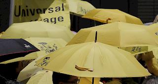 Pro-Demokratie-Anh&auml;nger demonstrieren mit gelben Regenschirme gegen das Urteil der Zentralregierung gegen Anf&uuml;hrer der Demokratiebewegung.