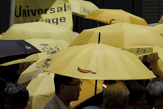 Pro-Demokratie-Anhänger demonstrieren mit gelben Regenschirme gegen das Urteil der Zentralregierung gegen Anführer der Demokratiebewegung.
