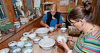 Die &laquo;Bochtije&raquo; werden von Rosmarie Clausen-Salzmann (links) und Regula Feller-Oester in Handarbeit angefertigt.