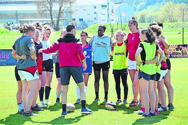 Das Schweizer Frauen-Rugby-Nationalteam beim Training in Steg-Hohtenn.