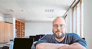 Zukunftsorientiert. Daniel Schmid, Verantwortlicher Berufsbildung und Leiter Schule f&uuml;r Gestaltung, w&uuml;nscht sich mehr Oberwalliser Studierende an der &eacute;dh&eacute;a.Foto Christian Frederick Roy