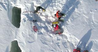 W&auml;hrend der Rettung brach die Schneedecke ein, wodurch zwei helfende Bergg&auml;nger in die Gletscherspalte fielen. Einer verstarb, der andere wurde verletzt. (Symbolbild)