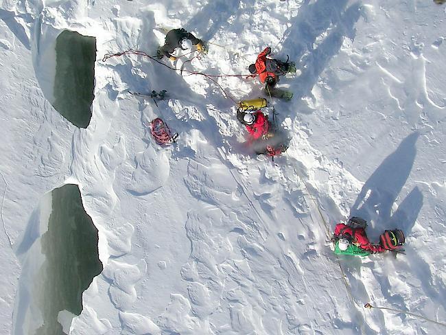 Während der Rettung brach die Schneedecke ein, wodurch zwei helfende Berggänger in die Gletscherspalte fielen. Einer verstarb, der andere wurde verletzt. (Symbolbild)