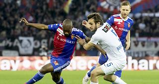 Umk&auml;mpft. Basels Aldo Kalulu (links) spielt um den Ball mit Z&uuml;richs Levan Kharabadze.