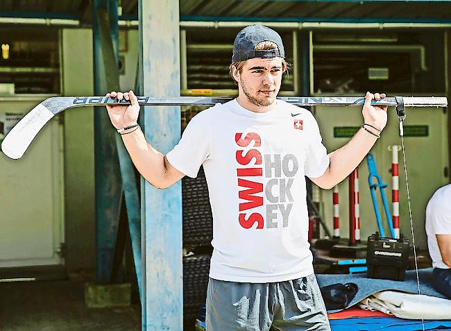 Erstmals dabei. Der 20-jährige Natischer Nico Hischier im Vorbereitungscamp in Genf.Fotos Keystone/zvg